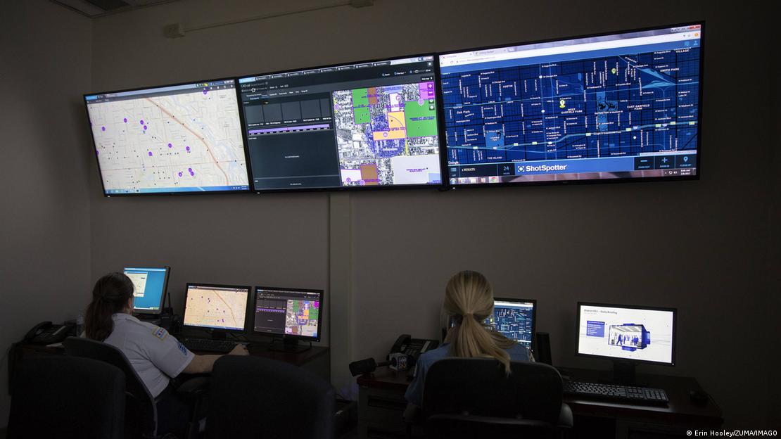 بات اگر ’پیش گوئی کے ساتھ پولیس کی کارکردگی‘ یا predictive policing کی ہو، تو متحدہ عرب امارات کو دنیا کے جدید ترین ممالک میں سے ایک سمجھا جاتا ہے، جس کے بعد امریکہ (تصویر) چین اور جاپان کے نام آتے ہیں بات اگر ’پیش گوئی کے ساتھ پولیس کی کارکردگی‘ یا predictive policing کی ہو، تو متحدہ عرب امارات کو دنیا کے جدید ترین ممالک میں سے ایک سمجھا جاتا ہے، جس کے بعد امریکہ (تصویر) چین اور جاپان کے نام آتے ہیں