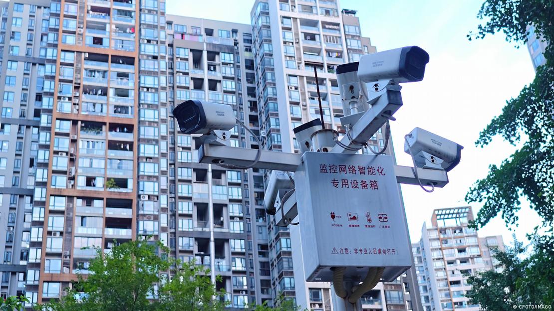 مشرق وسطیٰ میں استعمال ہونے والی سکیورٹی ٹیکنالوجی (تصویر) کا زیادہ تر حصہ چین سے درآمد کیا جاتا ہے، ایک ایسا ملک جو خود بھی اے آئی کی مدد سے بہت زیادہ نگرانی اور مانیٹرنگ کرتا ہے مشرق وسطیٰ میں استعمال ہونے والی سکیورٹی ٹیکنالوجی (تصویر) کا زیادہ تر حصہ چین سے درآمد کیا جاتا ہے، ایک ایسا ملک جو خود بھی اے آئی کی مدد سے بہت زیادہ نگرانی اور مانیٹرنگ کرتا ہے