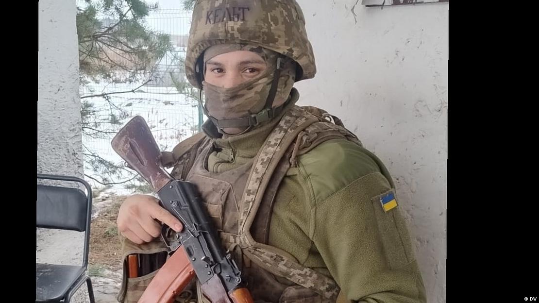 Un soldado con un fusil.