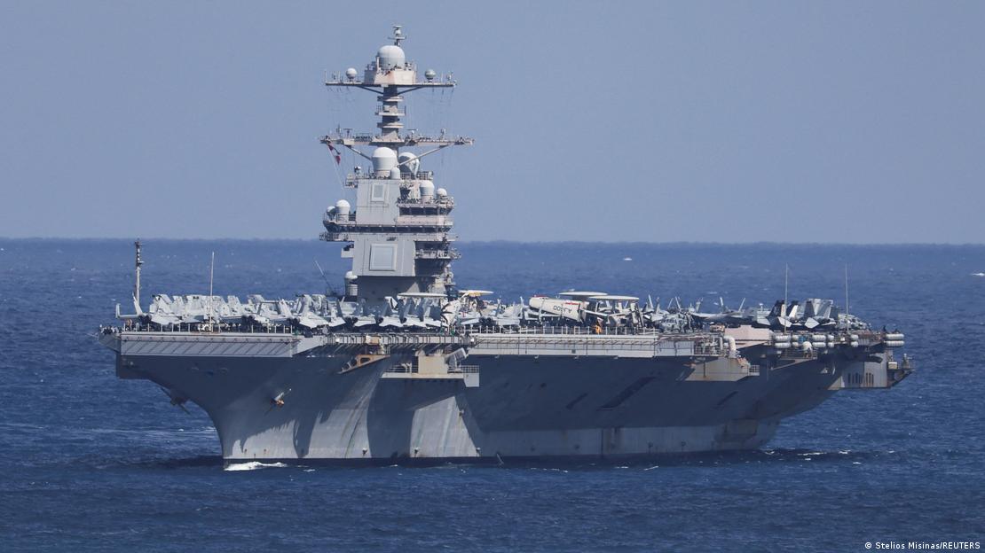 El portaaviones estadounidense USS Gerald R. Ford en la bahía de Souda. El portaaviones estadounidense USS Gerald R. Ford en la bahía de Souda.
