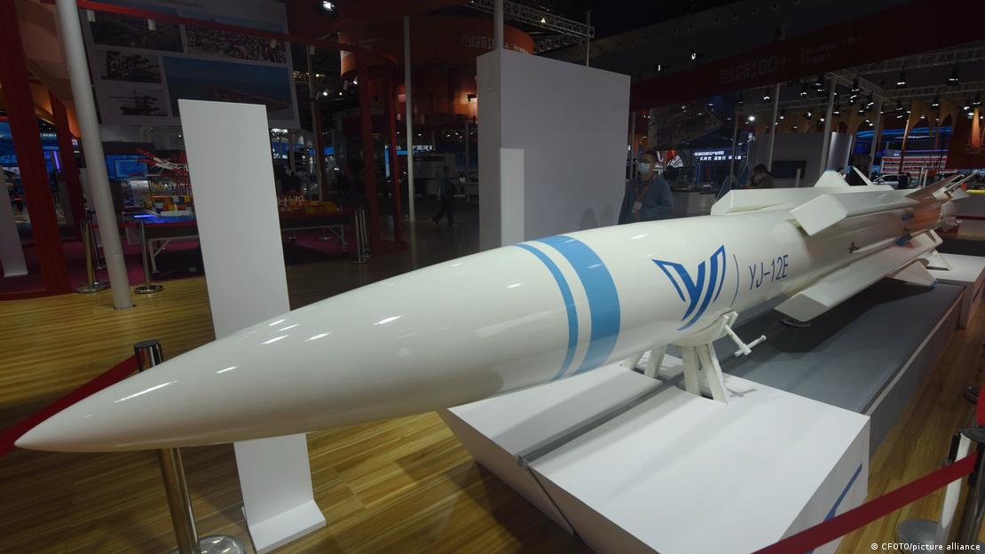 YJ‑12E süpersonik gemisavar füzesi bir fuarda sergileniyor