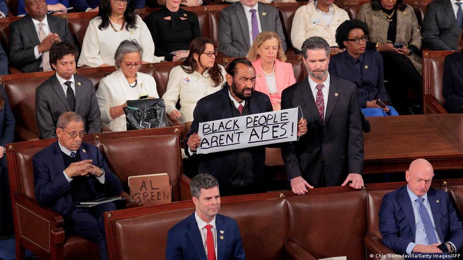 Demokratski poslanik Al Grin podigao je ručno napisan plakat na kojem piše „Crnci nisu majmuni!“ Nakon toga je udaljen iz sale.