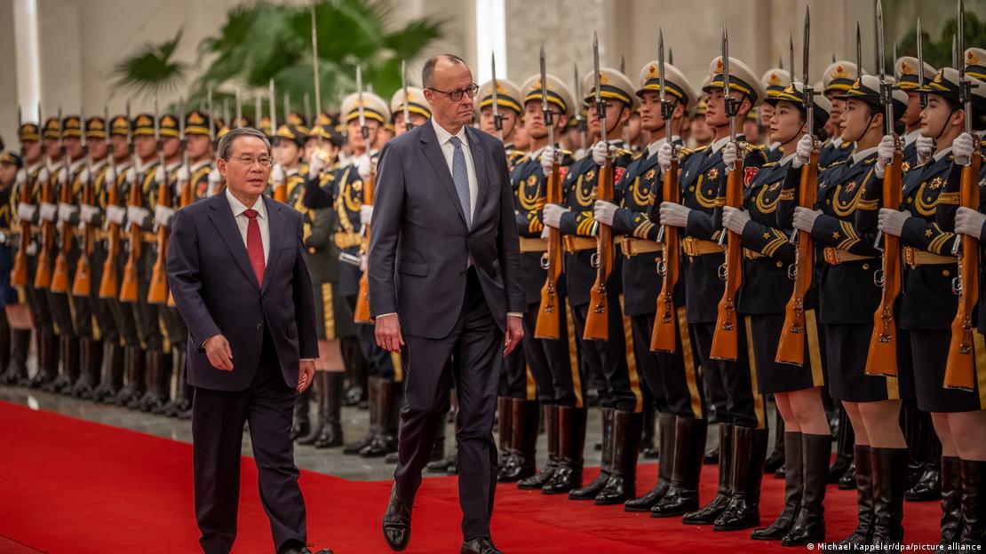 Almanya Başbakanı Friedrich Merz, Pekin'de Çin Başbakanı Li Çiang tarafından askeri törenle karşılandı.