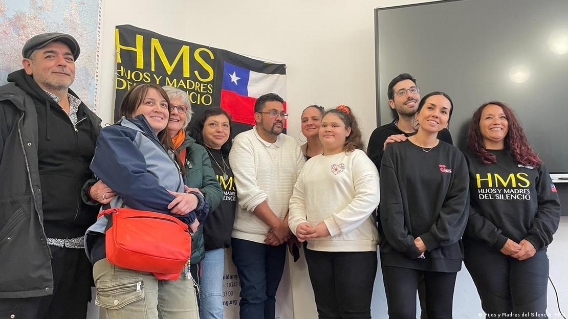 Hector (izquierda) compartió su experiencia en el encuentro con chilenos que buscan sus orígenes, el pasado 22 de febrero en Berlín, convocado por representantes de la Fundación Hijos y Madres.