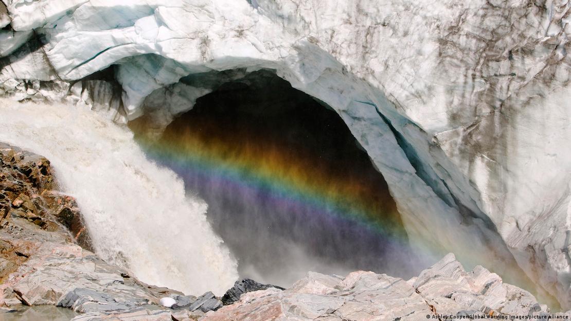 Groenlandë Kangerlussuaq masa akulli duke shkrirë dhe reflektuar nxehtësi