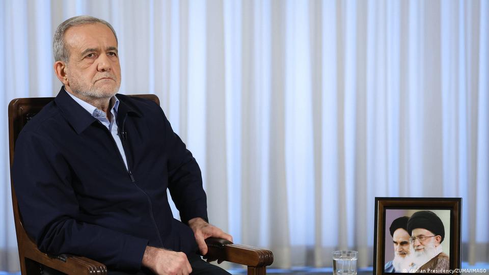 İran Cumhurbaşkanı Mesud Pezeşkiyan, Hamaney ve Humeyni'nin fotoğraflarıyla