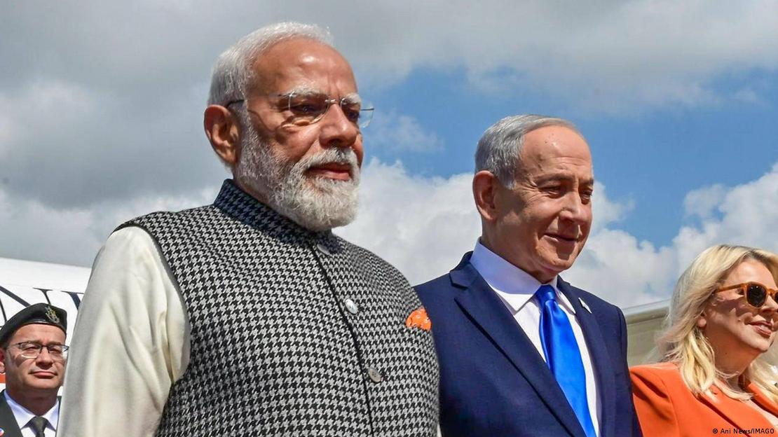 Narendra Modi es recibido solemnemente por el primer ministro israelí, Benjamin Netanyahu, en Tel Aviv. (25.02.2026).