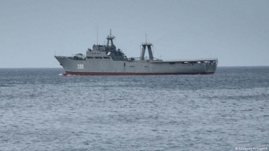 Cuba muestra armamento que transportaba lancha interceptada