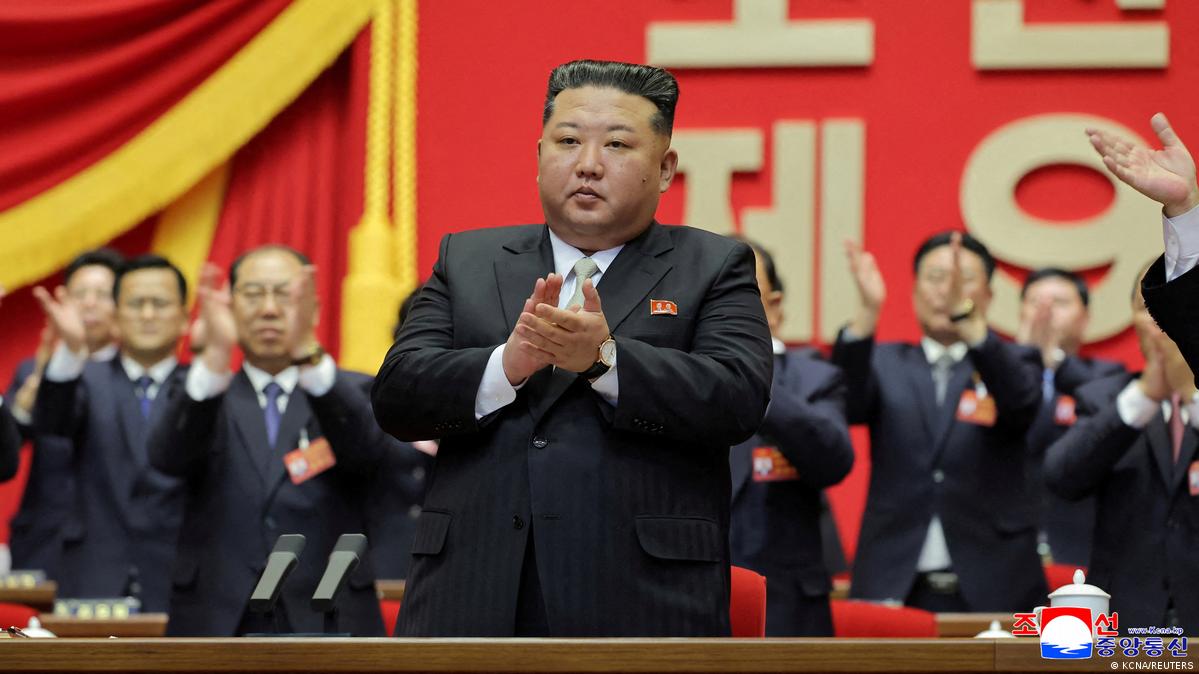 金正恩在主席台带头鼓掌
