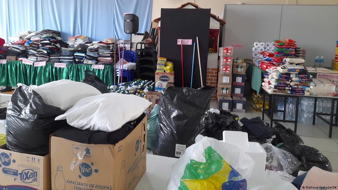 Sacos e caixas em mesas e no chão de sala