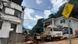 Caminhão sai de lugar entre duas casas com lamaçal