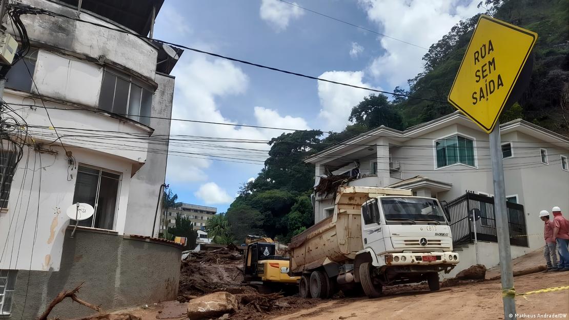 Caminhão sai de lugar entre duas casas com lamaçal