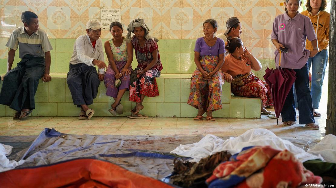 Un grupo de personas observa cómo se disponen los cuerpos en un cementerio antes de su entierro, tras un ataque aéreo del ejército birmano contra un hospital que causó la muerte de decenas en Mrauk U, Rakáin (11.12.2026) Un grupo de personas observa cómo se disponen los cuerpos en un cementerio antes de su entierro, tras un ataque aéreo del ejército birmano contra un hospital que causó la muerte de decenas en Mrauk U, Rakáin (11.12.2026)