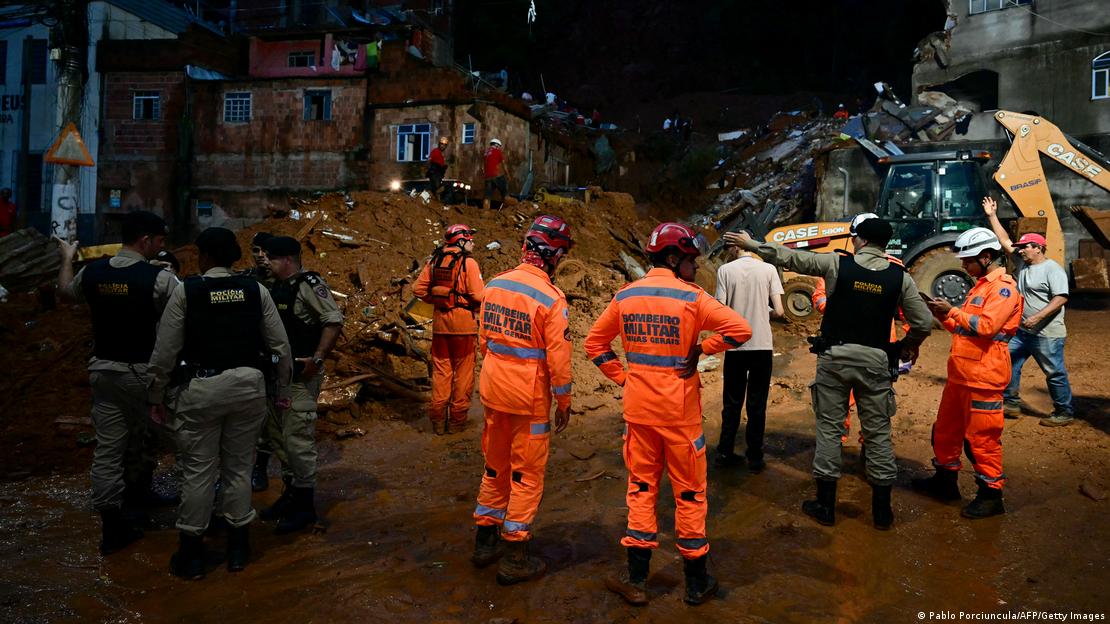 Bombeiros e policiais em área de deslizamento de terra