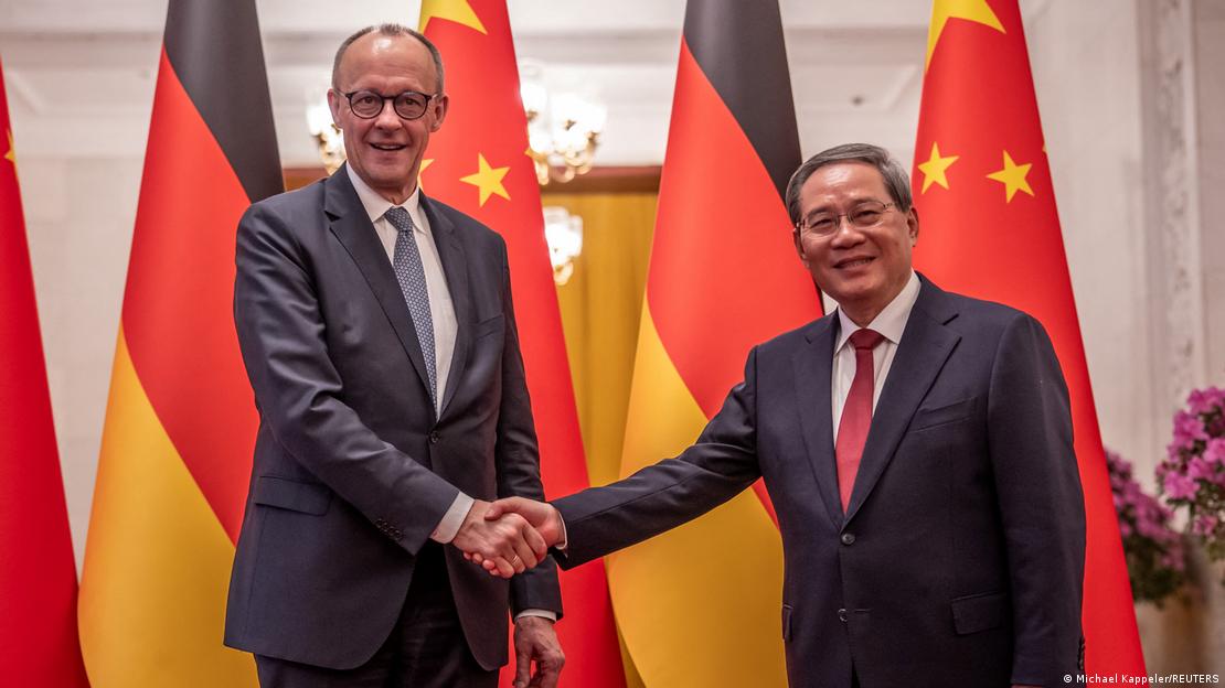 Φρίντριχ Μερτς και Λι Τσιανγκ σε χειραψία στο Πεκίνο