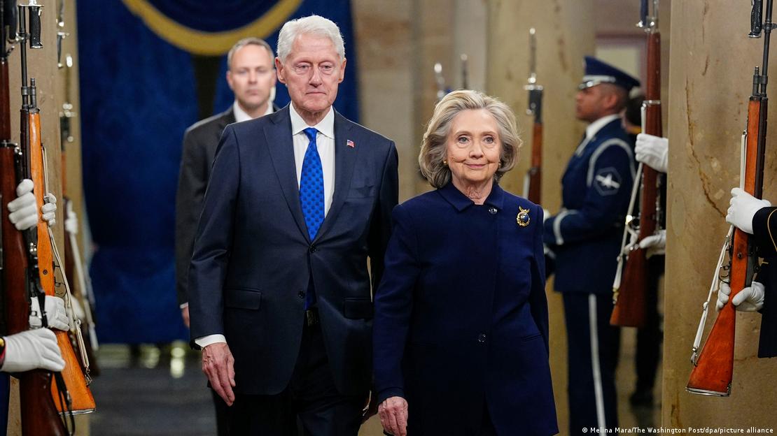 Bill y Hillary Clinton pasan junto a guardias del Capitolio en 2025.