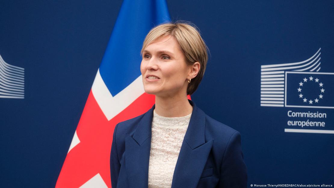 Brüksel'de AB Komisyonu'nda İzlanda bayrağı önünde görülen başbakan Kristrun Mjoll Frostadottir