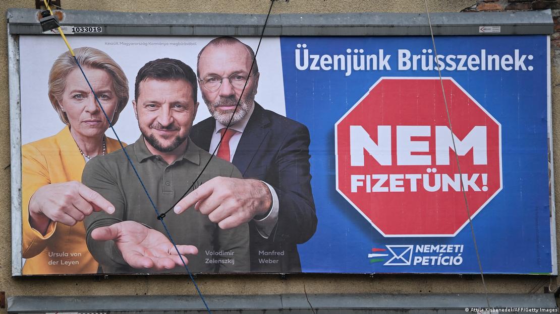 Një foto e bërë më 10 shkurt 2025 në Budapest, Hungari, tregon një tabelë reklamuese që përshkruan Presidenten e Komisionit Evropian Ursula von der Leyen (majtas), Presidentin e Ukrainës Volodymyr Zelensky dhe presidentin e PPE-së Manfred Weber me një tekst që shkruan "Ne nuk paguajmë", si pjesë e fushatave të qeverisë hungareze që promovojnë të ashtuquajturin "Peticion Kombëtar".