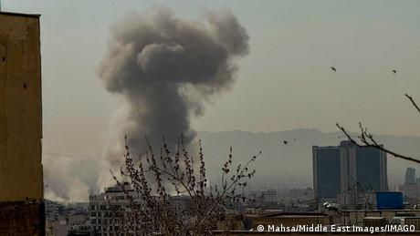 Israel hat den Iran über die Luft angegriffen. In der iranischen Hauptstadt Teheran hat es Explosionen gegeben. 