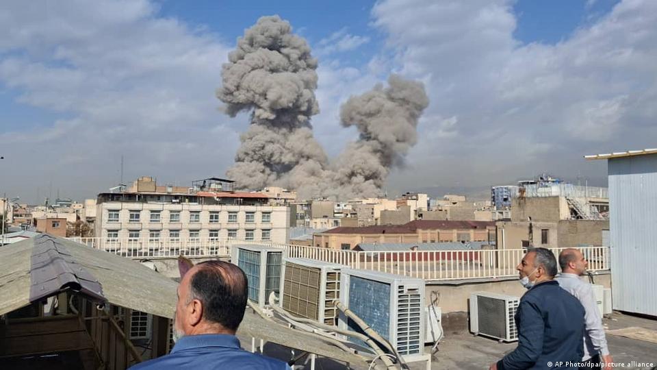 Tahran'da bir saldırı sonrası yükselen dumanlar uzaktan görülüyor