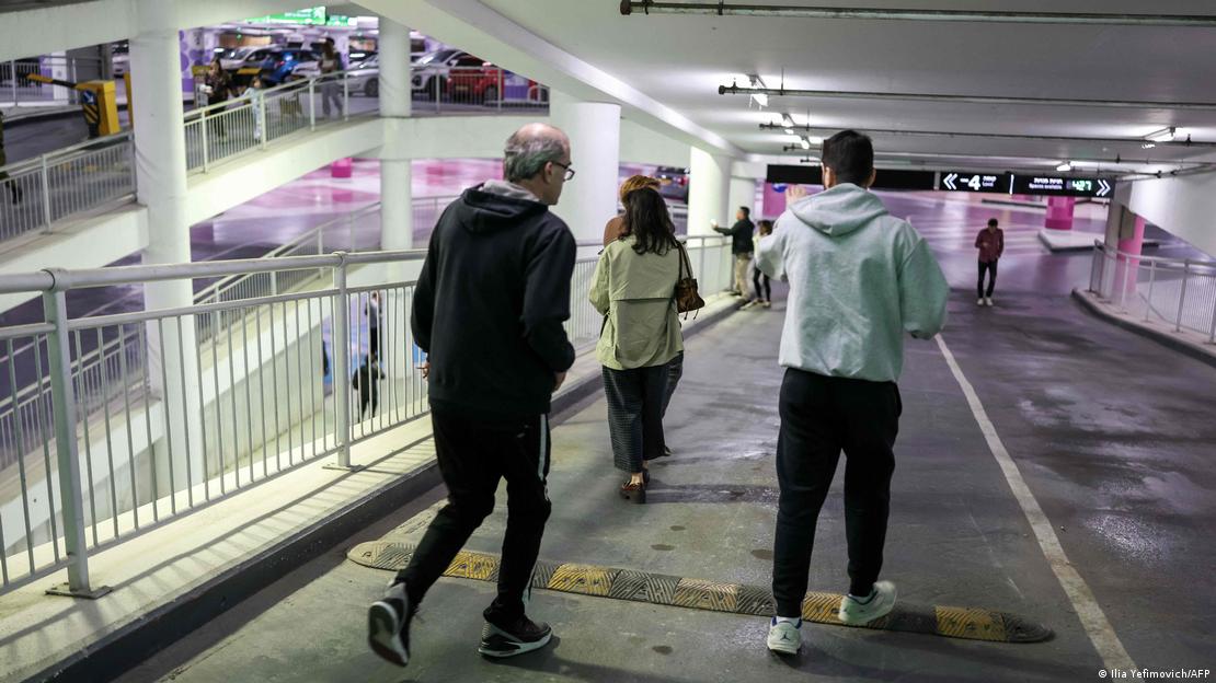 Israel Tel Aviv 2026 | Menschen suchen nach Sirenenalarm Schutz in einem Parkhaus Israel Tel Aviv 2026 | Menschen suchen nach Sirenenalarm Schutz in einem Parkhaus
