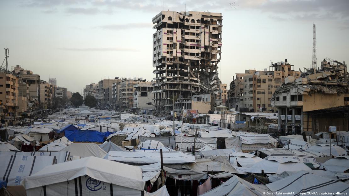 Gazze'de enkaza dönmüş binalar arasında kurulu çadırlar