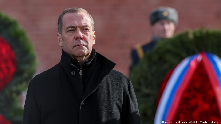 Дмитрий Медведев стал главредом учебника по обществознанию