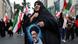 Una mujer porta un retrato de Ali Jamenei.