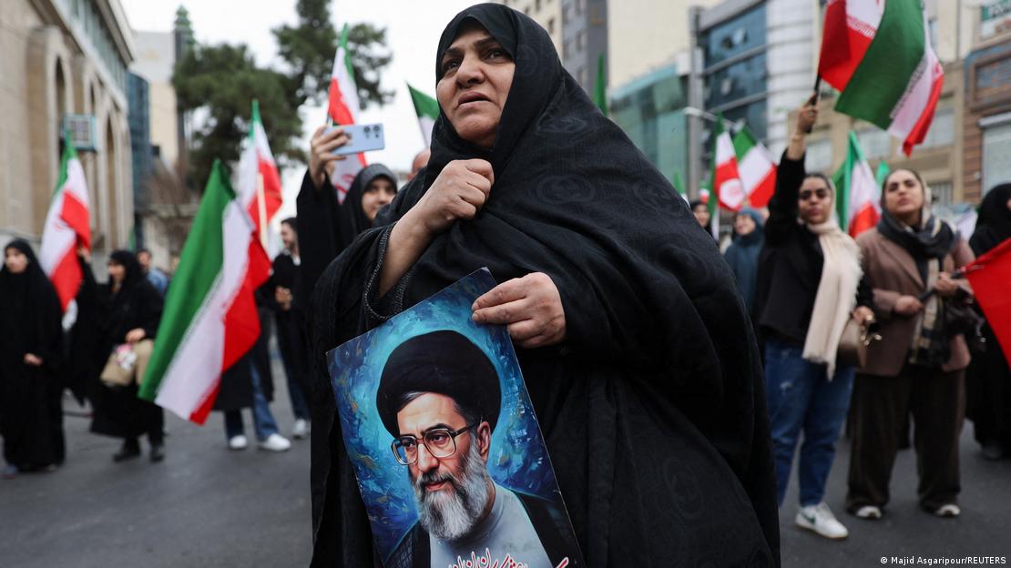 Una mujer porta un retrato de Ali Jamenei. Una mujer porta un retrato de Ali Jamenei.