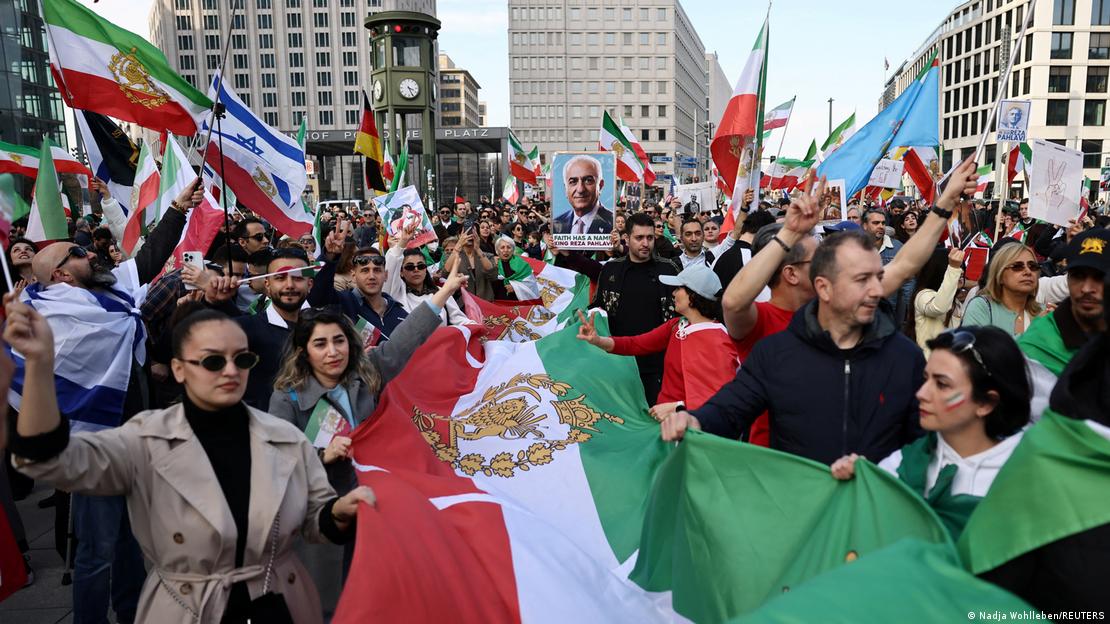 Ιρανοί διαδηλωτές στο Βερολίνο εκφράζουν την αντίθεσή τους στο καθεστώς Ιρανοί διαδηλωτές στο Βερολίνο εκφράζουν την αντίθεσή τους στο καθεστώς