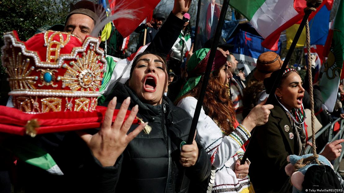 Ιρανοί της Διασποράς μπροστά στην ιρανική πρεσβεία στο Λονδίνο, το Σάββατο