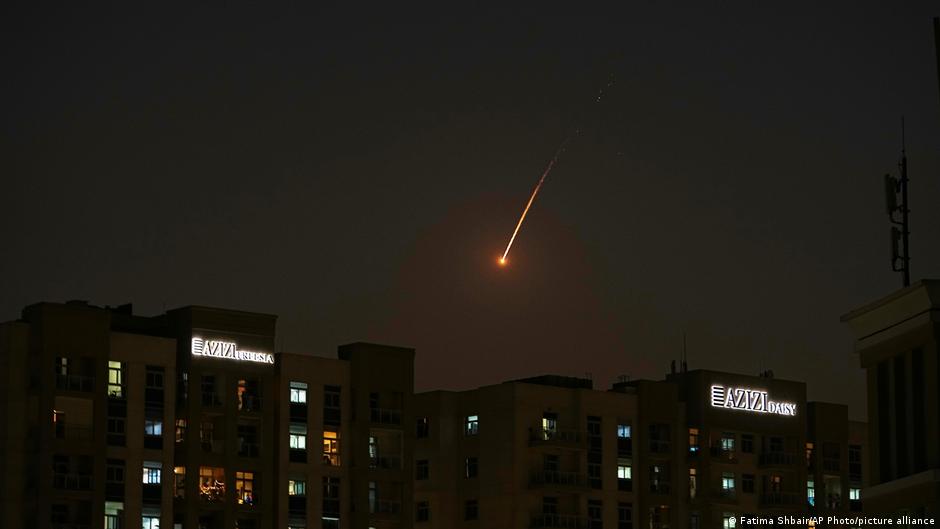 Un muerto y 11 heridos en los aeropuertos de Abu Dabi y Dubái tras ataques iraníes