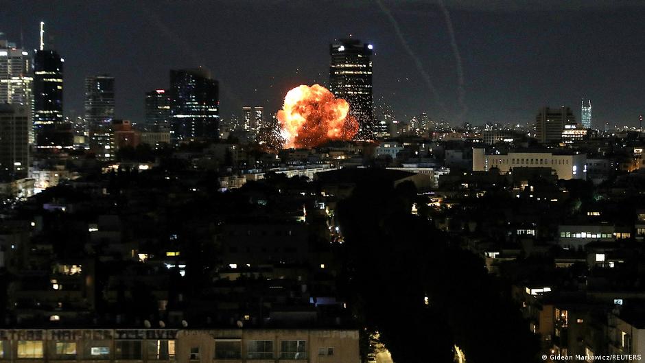 Photo: DW Взрыв в Тель-Авиве в результате попадания иранской ракеты