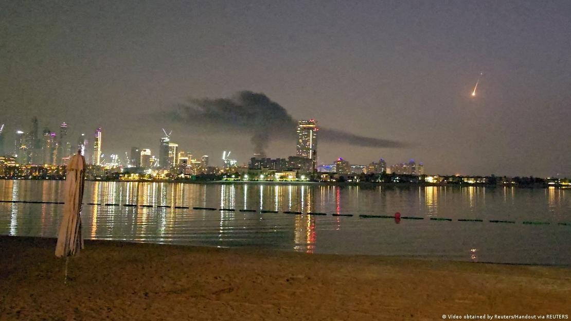 Coluna de de fumaça em Dubai após ataque 