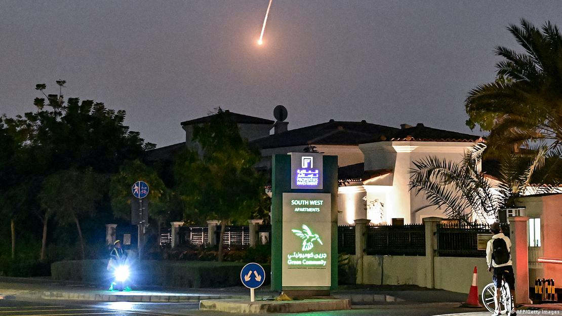 Raketeneinschlag über Dubai nach iranischem Angriff Raketeneinschlag über Dubai nach iranischem Angriff