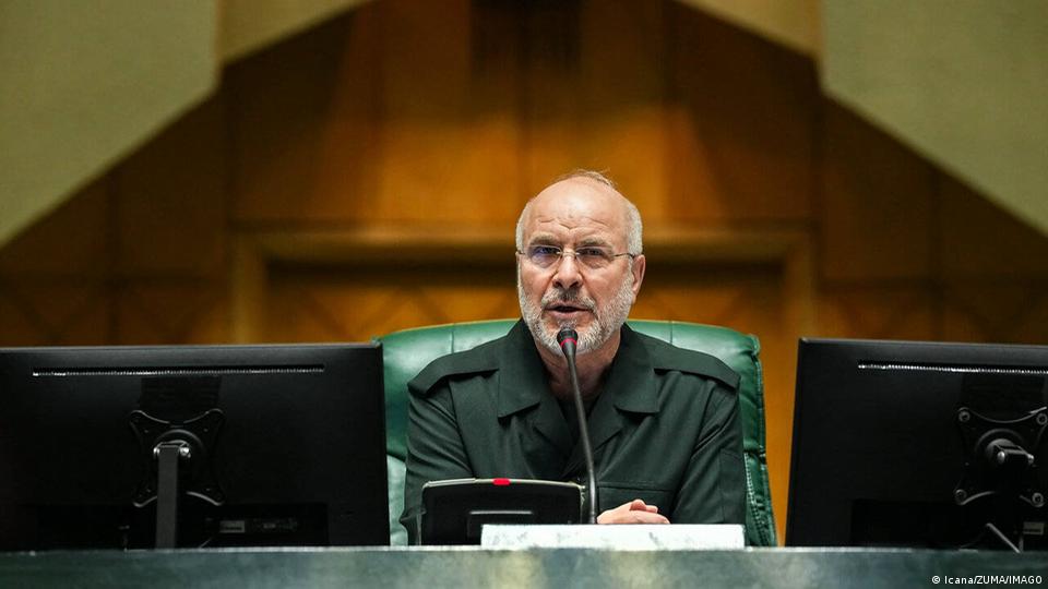 Qalibaf vestido con el uniforme de la Guardia Revolucionaria Islámica de Irán asiste a una sesión del Parlamento en Teherán (01.02.2026)