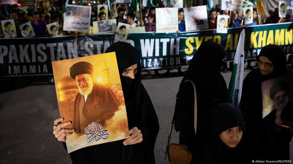 Pakistan'ın Karaçi kentinde Ali Hamaney posterleri ile gösteri yapan kalabalık