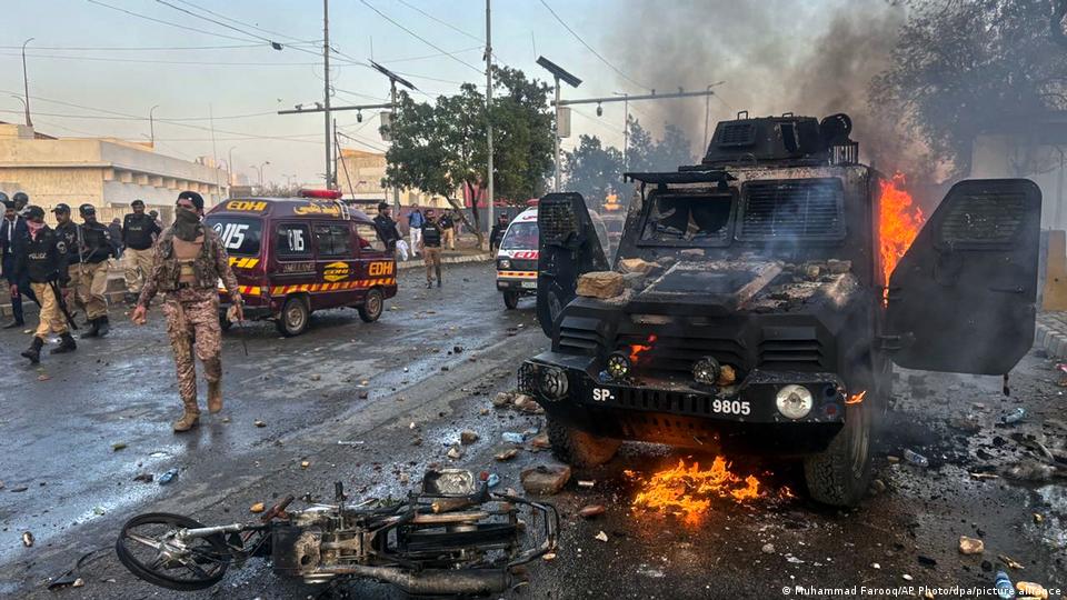 পাকিস্তানে ইরানপন্থিদের প্রবল বিক্ষোভ: গুলি, ২৩ জনের মৃত্যু