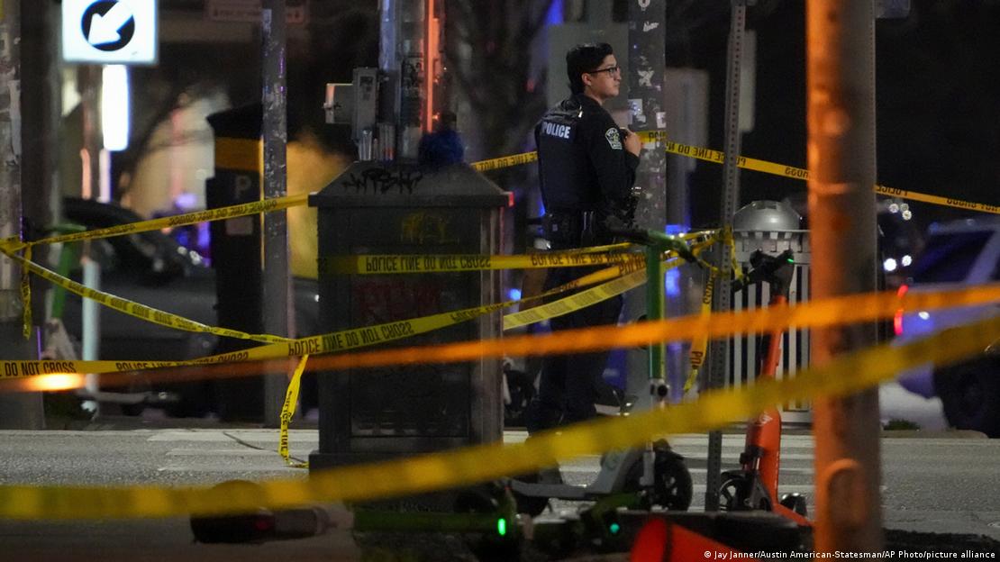 Un oficial de policía de Austin trabaja en la escena del crimen en el centro de Austin (01.03.2026)