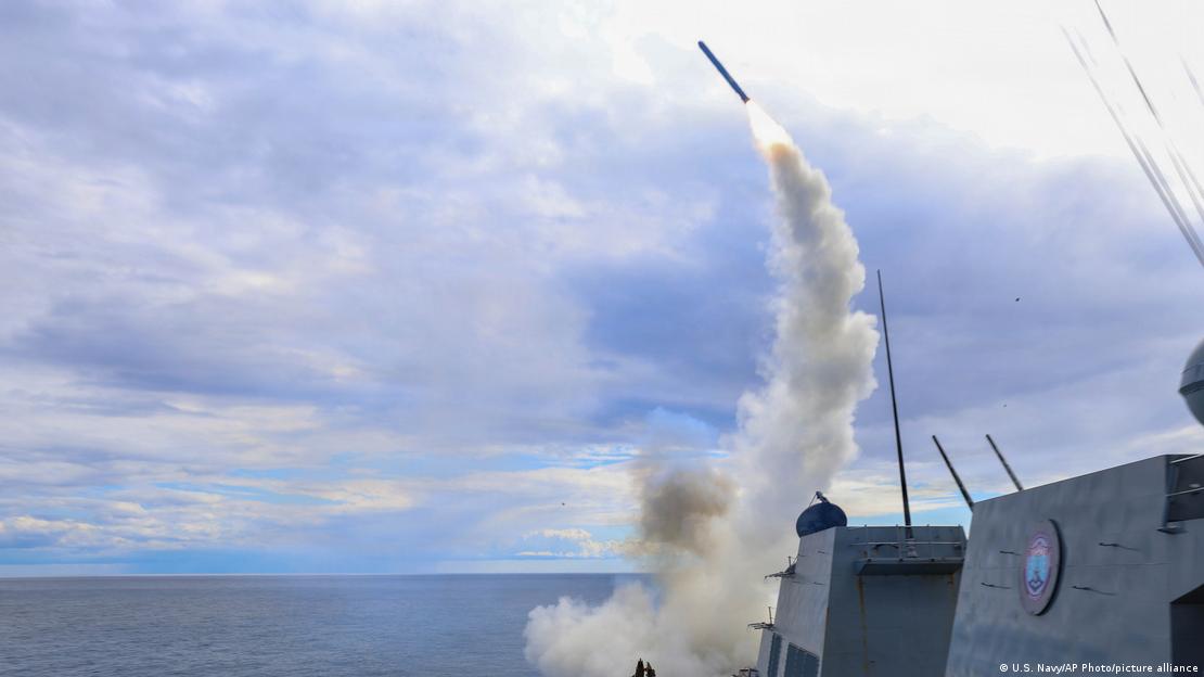 Un misil tipo Tomahawk es lanzado desde el buque de guerra USS Thomas Hudner, como parte de la Operación Furia Épica, contra Irán.