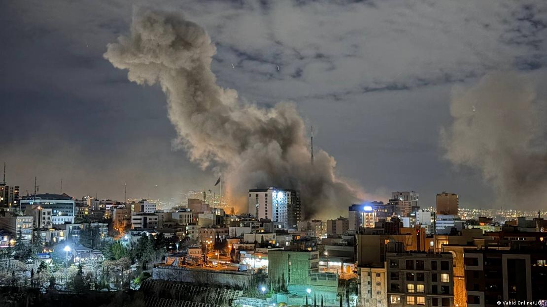 ABD ve İsrail'in Tahran'a yönelik bir saldırısından sonra kentten genel bir görünüm. Füzelerin isabet ettiği bir noktadan dumanlar yükseliyor 