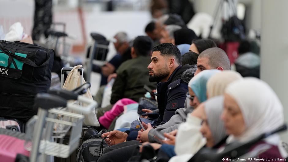 Miles de viajeros varados en los aeropuertos de Medio Oriente