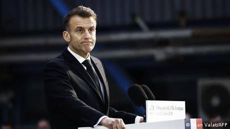 Der französische Präsident Emmanuel Macron hält eine Rede auf dem Marinestützpunkt Île Longue.