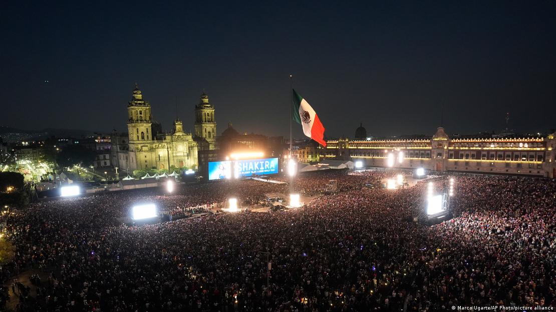 El Zócalo de la capital mexicana luce abarrotado durante el concierto de Shakira del domingo 1 de marzo.