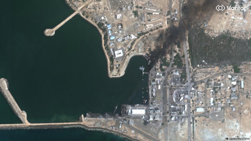 Una imagen satelital muestra buques y edificios destruidos en uno de los ataques Irán. Una imagen satelital muestra buques y edificios destruidos en uno de los ataques Irán.