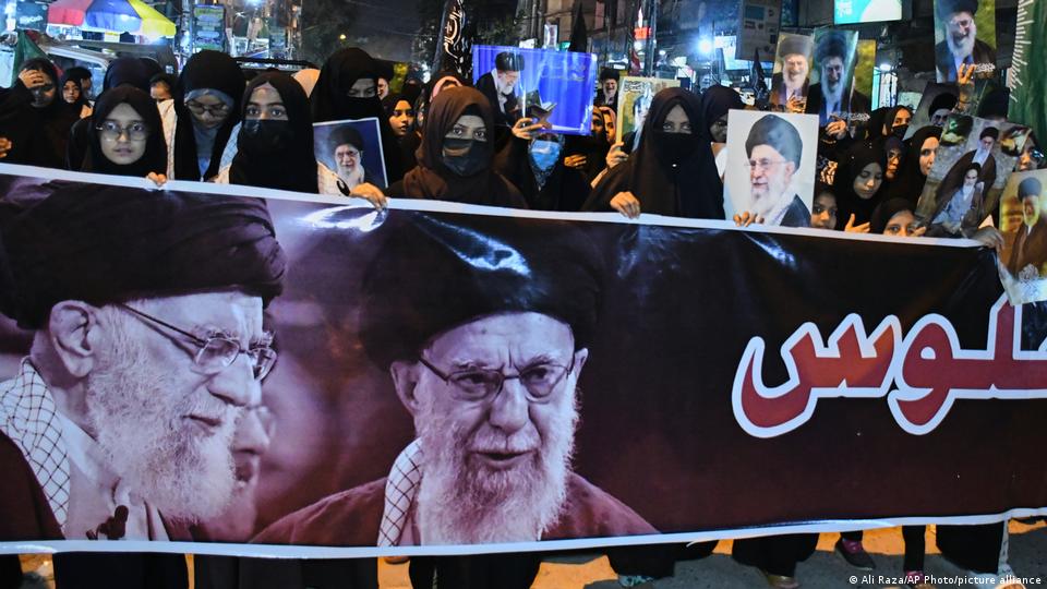 En una manifestación en Karachi, Pakistán, el lunes 2 de marzo de 2026, portando fotos y una pancarta gigante con la imagen del líder supremo iraní, el ayatolá Alí Jamenei, musulmanes chiítas condenaron su muerte en ataques israelíes y estadounidenses.