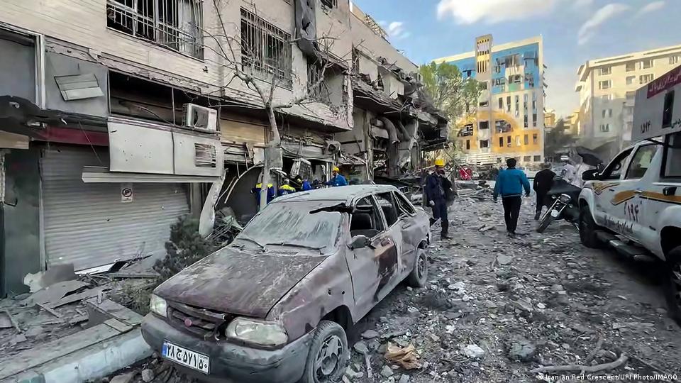 Equipos de rescate buscan víctimas entre los escombros dentro de un edificio atacado por la aviación israelí-estadounidense en Teherán.