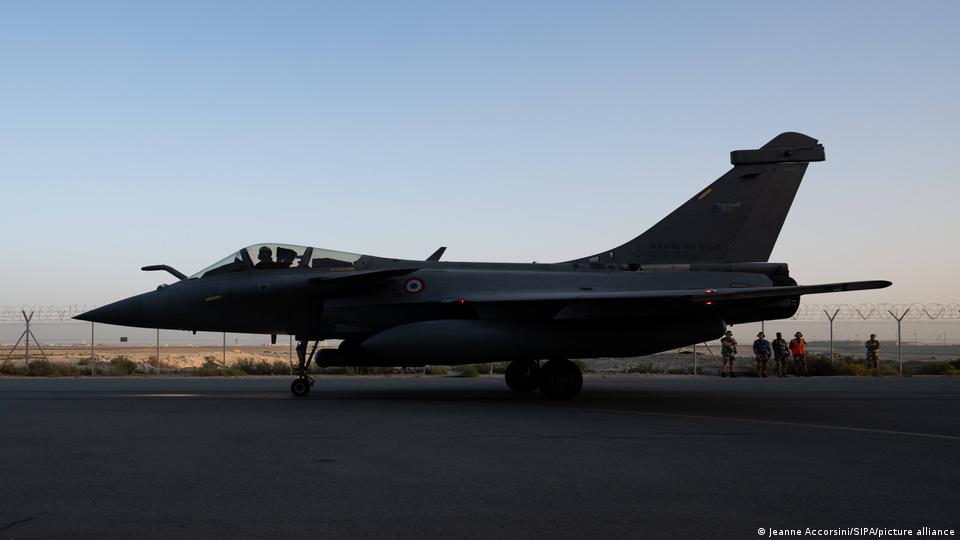 Fransa'nın BAE'nin Al Dhafra kentindeki hava üssünde konuşlu Rafale savaş uçağı
