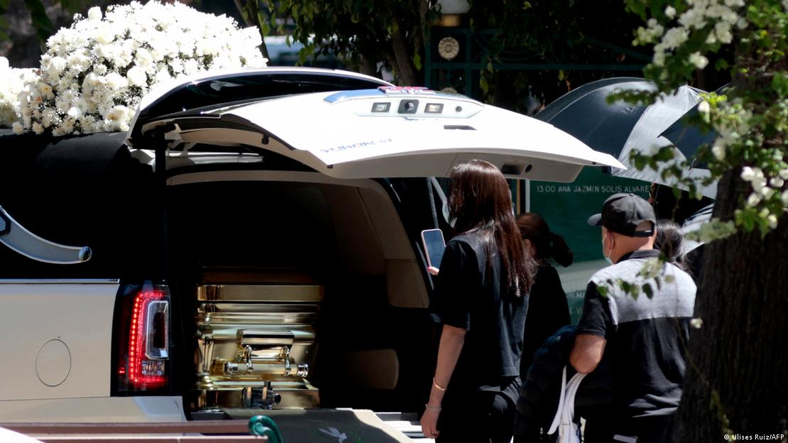 Ataúd en un auto funerario y flores: el entierro en México de "El Mencho", líder del Cártel de Jalisco Nueva Generación. Ataúd en un auto funerario y flores: el entierro en México de "El Mencho", líder del Cártel de Jalisco Nueva Generación.