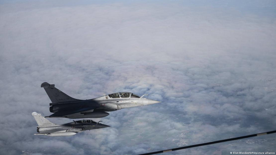 Fransız Rafale jeti havada yakıt ikmali yaparken.